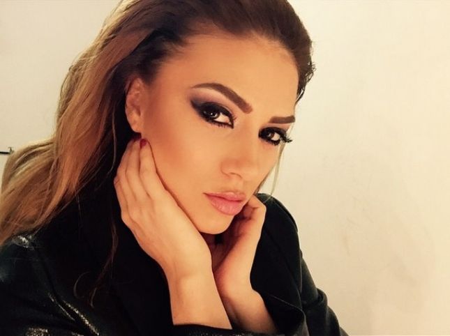 Elvana Gjatës i vjedhin telefoni, rrezikon ti publikohen mesazhe, video dhe foto personale