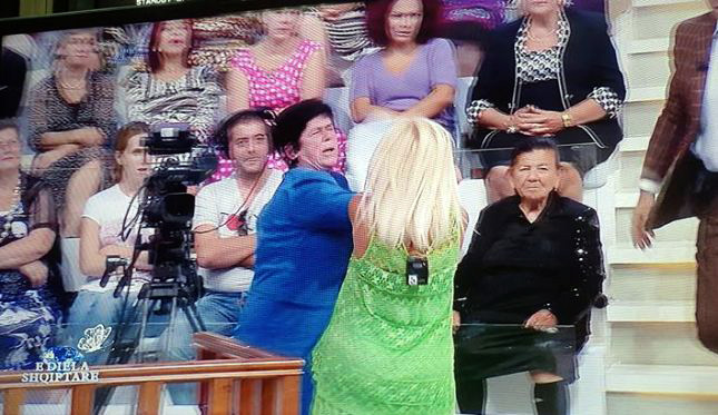 FOTO/ Konflikti për pronat në Vlorë, dy vajza tezesh rrihen “live” te “E Diela Shqiptare”