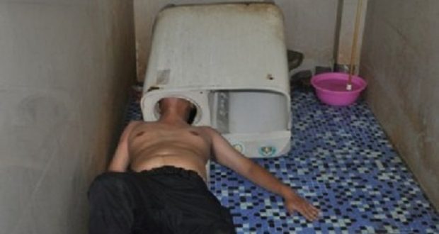 VIDEO/ Tenton të rregullojë lavatriçen, i ngec koka brenda në të