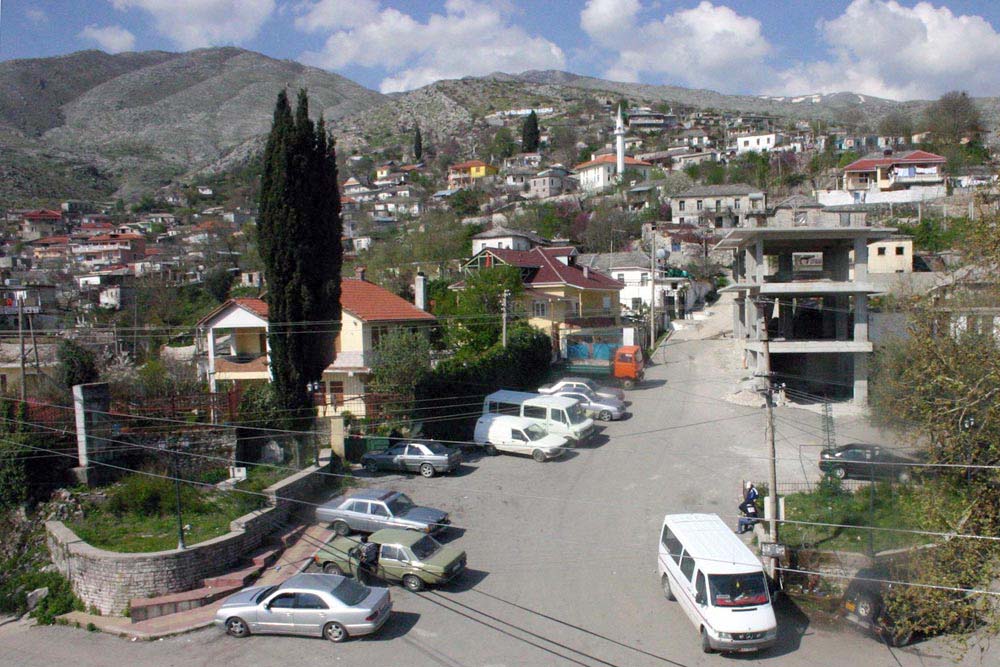 LAZARAT/ Prindërit e vëllezërve Shurdhi: Djali ynë është në burg, nuk ka lidhje me vrasjen e policit