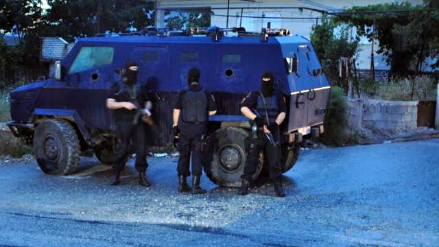 LAZARAT/ Prangoset Dritan Shurdhi, dy të arrestuar shtrohen në spital – dyshohet se janë dhunuar nga policia