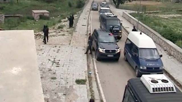 LAZARAT/ Policia dhe prokuroria në brendësi të fshatit, 8 persona ende në kërkim