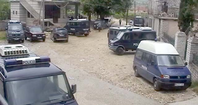 VRASJA E POLICIT NË LAZARAT/ Dy helikopterë ushtarak drejt Lazaratit, shoqërohen 7 persona