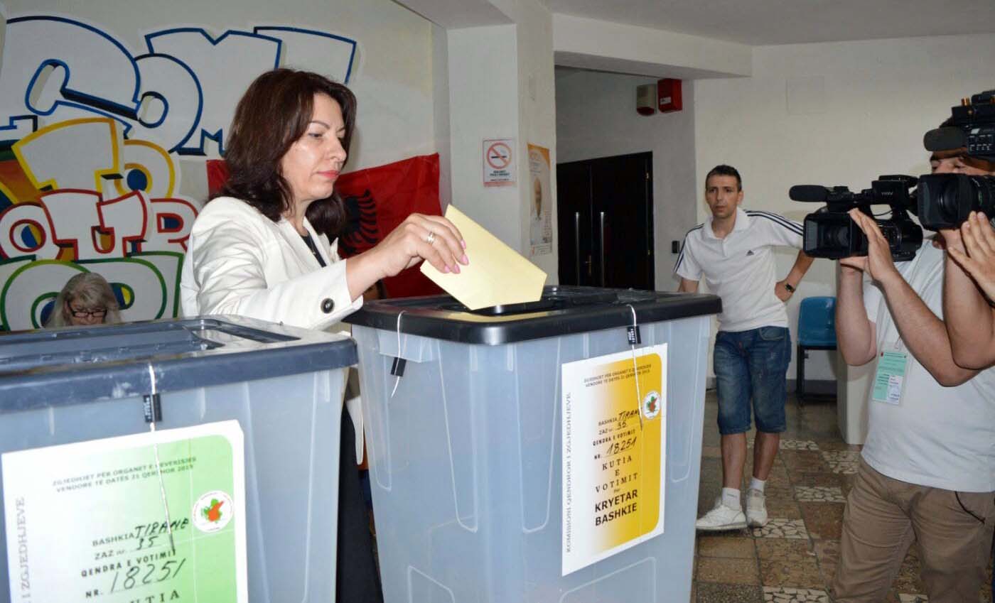 Kryetarja e KQZ, zyrtarja e parë që hedh votën… Pyetja është për kë votoi Lefteri Luzi…?!