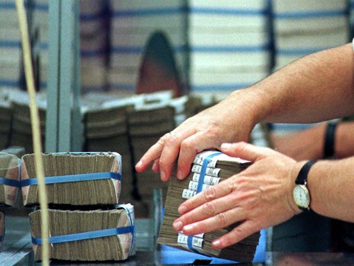 DOSJA/ Vidhte llogaritë e klientëve të bankës, dërgohet për gjykim arkëtarja