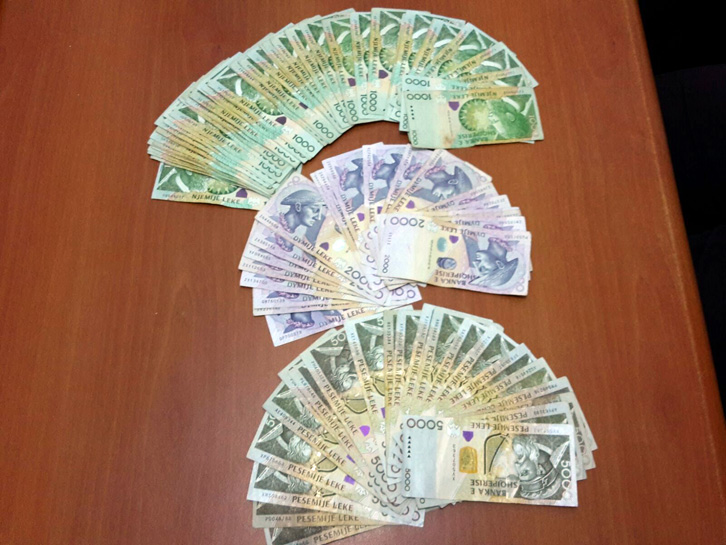 Durrës, në kohë të ndryshme e mashtronte dhe “e zhvaste”, 36-vjeçarja denoncon kur kishte humbur 30 milionë lekë