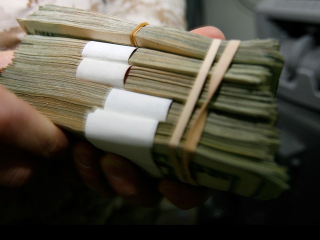 Shqiptarët “po hanë dhjamin” e tyre, ikin edhe 28 milionë euro nga depozitat bankare