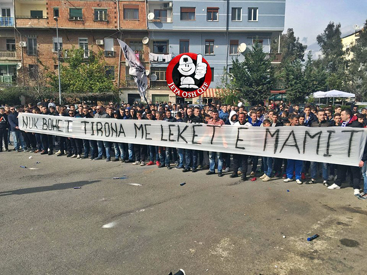 FOTO HUMOR/ Tifozët e “Tironës” protestojnë dhe ironizojnë kryebashkiakun Erion Veliaj