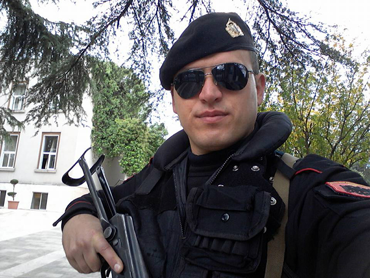 FOTO/ Ja kush është gardisti i arrestuar për përndjekjen e një femre