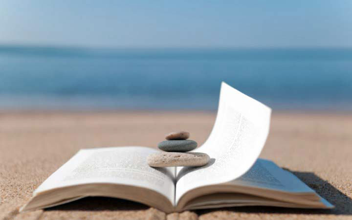 Librat që duhet t’ju shoqërojnë këtë verë