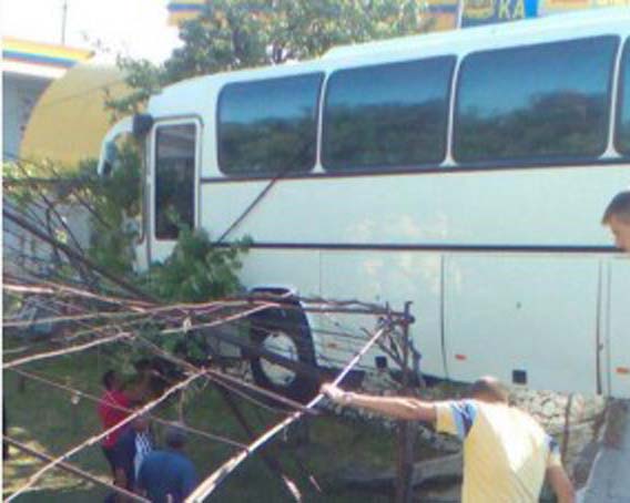 LAJMI I FUNDIT/ Burrel, autobusi del nga rruga, plagosen 7 pasagjerë