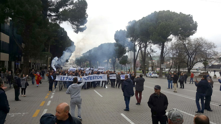 VIDEO/ Protesta e opozitës në ditën e 12, Lezha i bashkohet çadrës