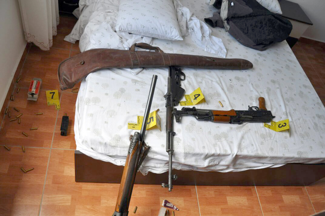 FOTO/ Lezhë, arrestohet 32 vjeçari, i gjenden armë zjarri dhe kafe e dyshuar e vjedhur