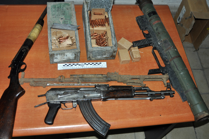 Kurbin, bllokohen armë antitankë e kallashnikovë, në pranga tre poseduesit