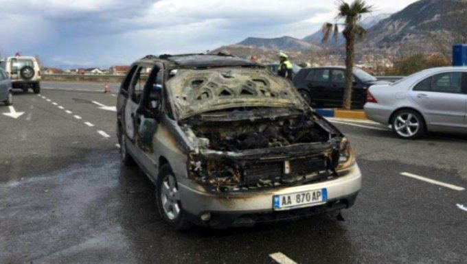 Lezhë, digjet makina pranë një karburanti