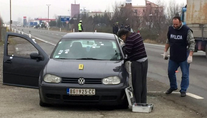 FOTO/ Një makinë me targa të huaja gjendet e qëlluar me armë në superstradën Lezhë-Milot
