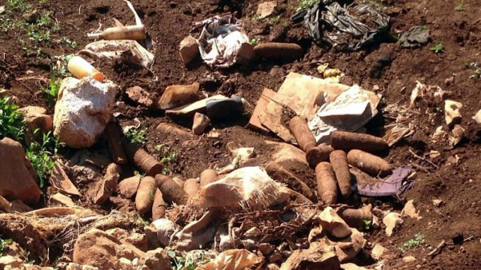 FOTO/ Lezhë, gërmon tokën pranë banesës së tij, zbulon se ishte “mbjellë” me 40 predha