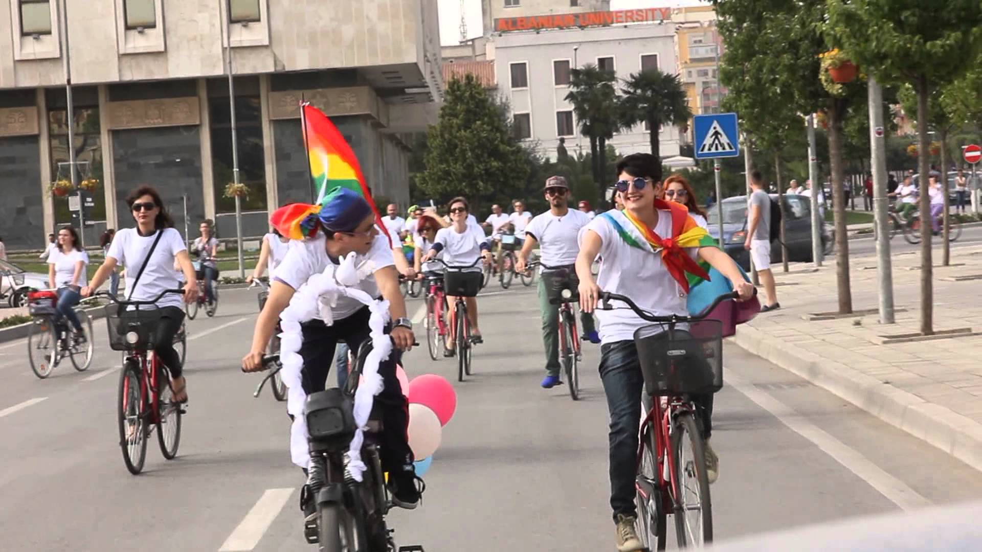 FOTO/ Tiranë, LGBT nis paradën, shmanget çadra e PD