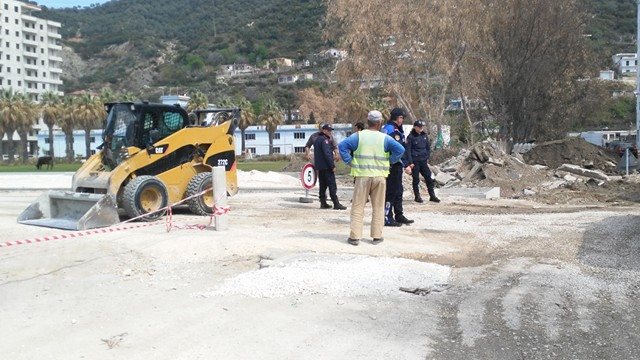 FOTO/ Vlorë, boks te Lungomare mes shoferit të autobusit dhe punëtorëve të firmës