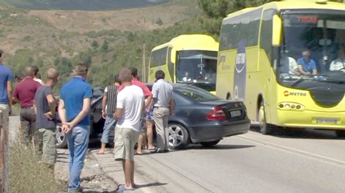 Librazhd, përplasen dy automjet, plagoset rëndë gruaja shtatzënë dhe fëmija i saj 7 vjeç