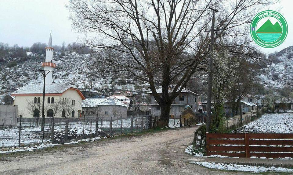 FOTO/ Librazhd, kapriçot e motit, bora zbardh zonat malore