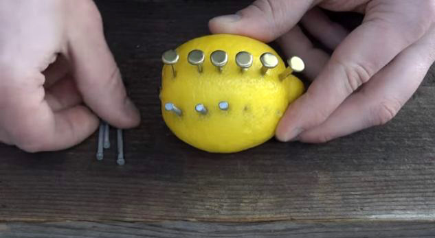 VIDEO/ Si mund të ndizni zjarrin vetëm duke “gozhduar” një limon