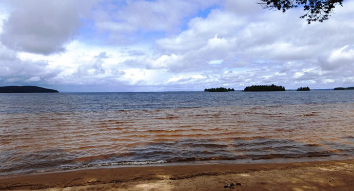TRAGJEDIA/ Stuhia rrëmben tri varka, mbyten 10 fëmijë në liqen