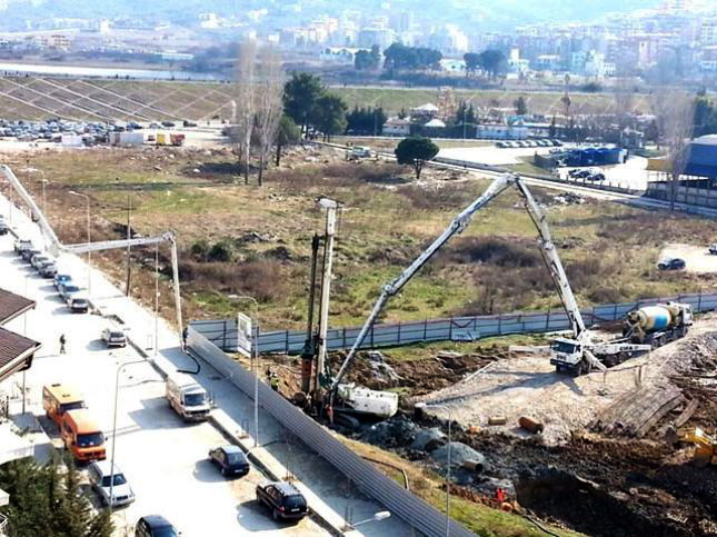 Edi Rama firmosi në shtator leje për pallat 13 katësh te hyrja e Liqenit