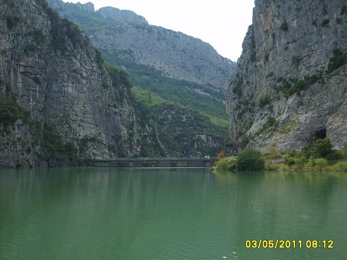 Furgoni bie në liqenin e Shkopetit, 2 të vdekur dhe 2 të plagosur