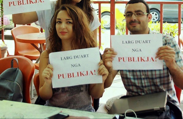 Ministrja Nikolla qëllohet me vezë dhe e shpallet “non grata”