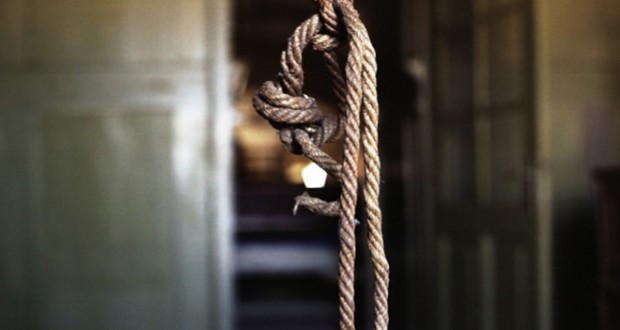 Vetëvaret një 69-vjeçar, djali e gjen të vdekur