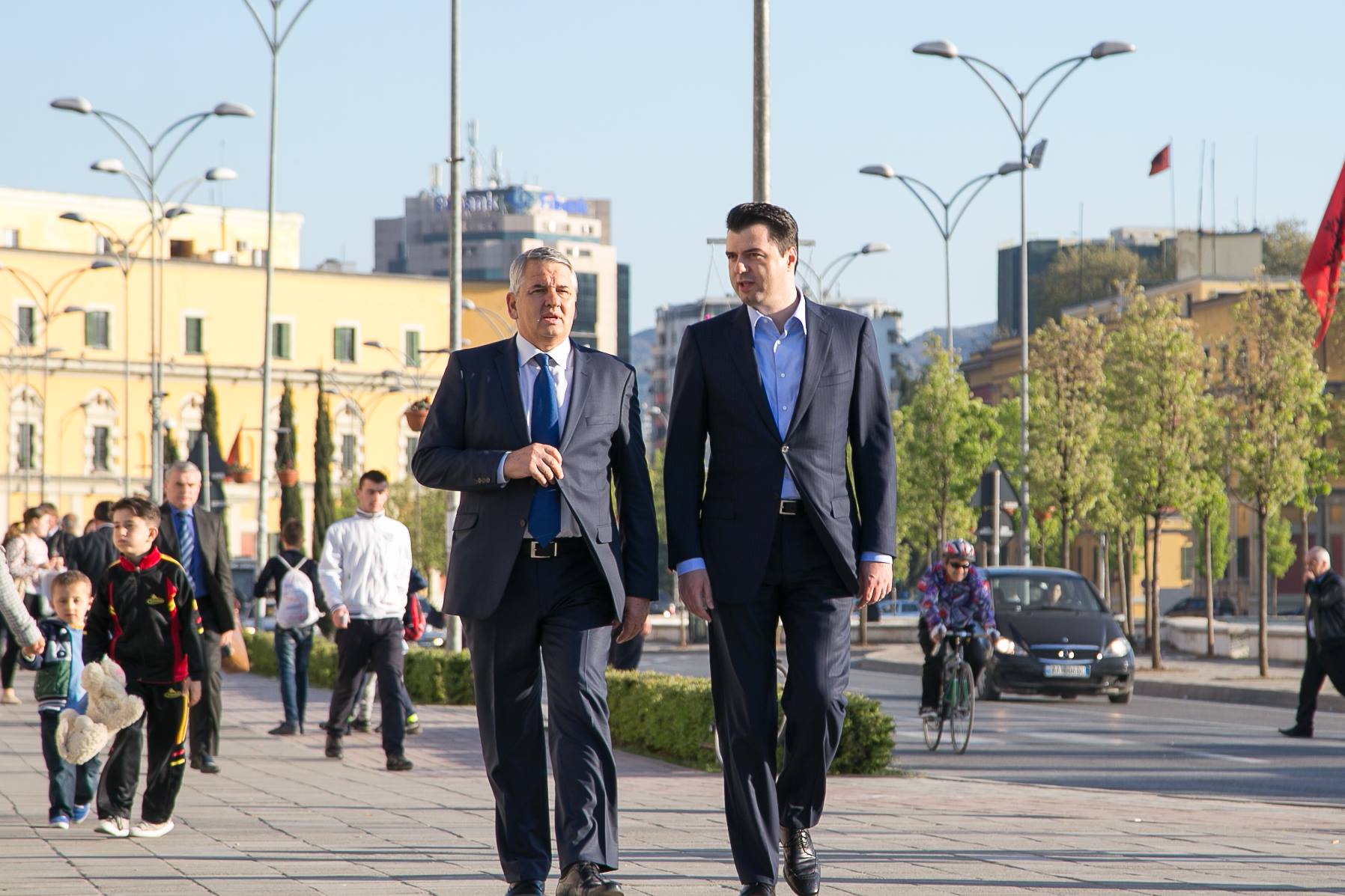 FOTO GALERI/ Dr. Halim Kosova, një kafe dhe një shëtitje me bashkëqytetarët, para prezantimit si kandidat