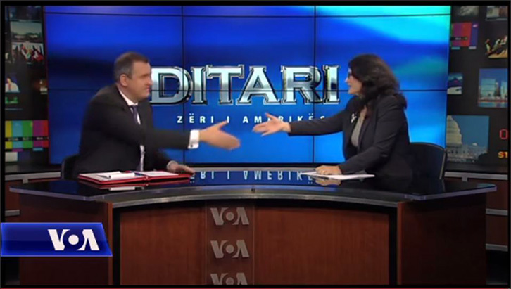 Ilir Beqaj “i bën bisht” përgjigjeve, Zëri Amerikës i pret fjalën