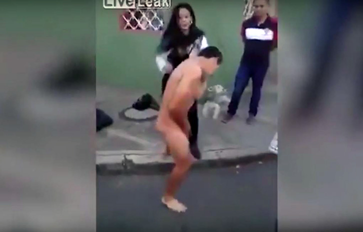 VIDEO/ Tenton ta grabisë, por…, ajo “e çarmatos” duke e zhvesh lakuriq