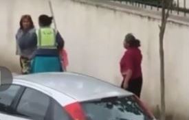 VIDEO/ Berat, pastrueset e bashkisë zihen me fshesa në rrugë