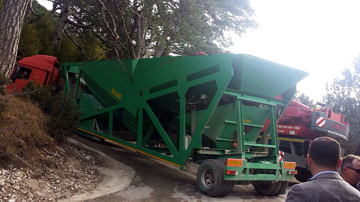 FOTO LAJM/ Llogora, manovra  gabuar, bllokohet rruga