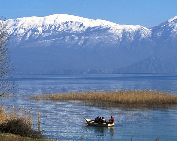 Liqeni i Ohrit “i mbjellë” me predha nga Lini në Tushemisht