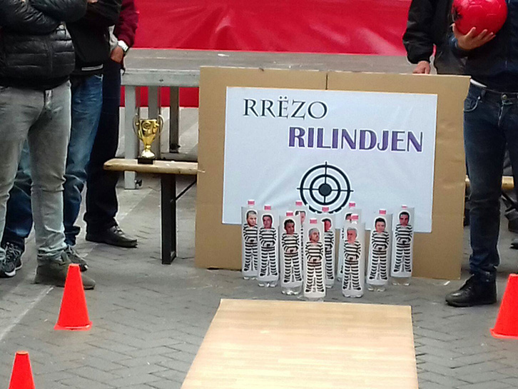 VIDEO/ Protestë e lojë në çadër: “Rrëzo Rilindjen”