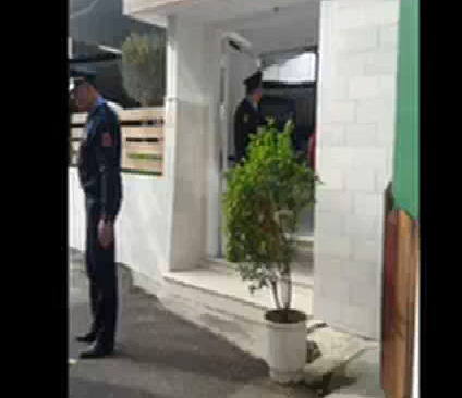 Bidoni me lëndë plasëse gati për shpërthim para lokalit në Tiranë, dyshohet për kërcënim ndaj pronarëve