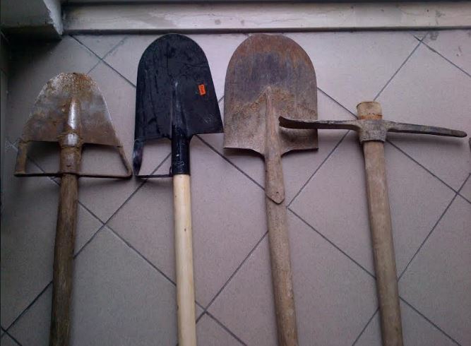 Tifozët e Tiranës me lopata dhe kazma në duar. Policia i arreston pas mesnate