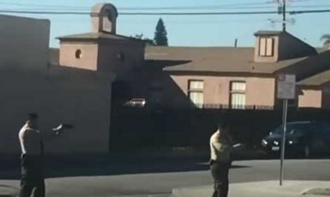 VIDEO/ SHBA, policia vret afroamerikanin, ja si e qëllojnë 33 herë pas shpine