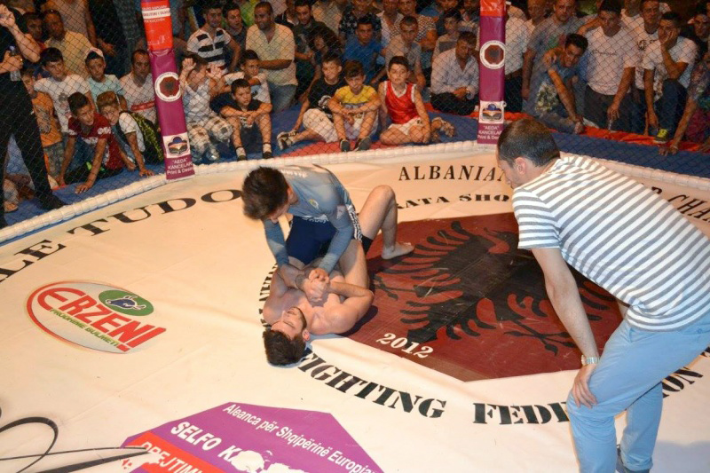 FOTO/ Nasip Naço nga përulja para Enver Hoxhës në varreza, te përulja para Selfo Kapllanit në një kampionat mundje