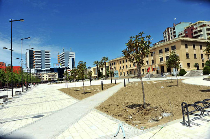 Lushnjë, këshilli bashkiak miraton 29 milionë lekë për oborrin e shtëpisë së dajës së ministres