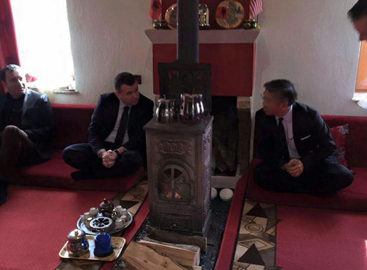 FOTO LAJM/ Donald Lu këmbëkryq në shtëpinë e myftiut të Tiranës, Ylli Gurra