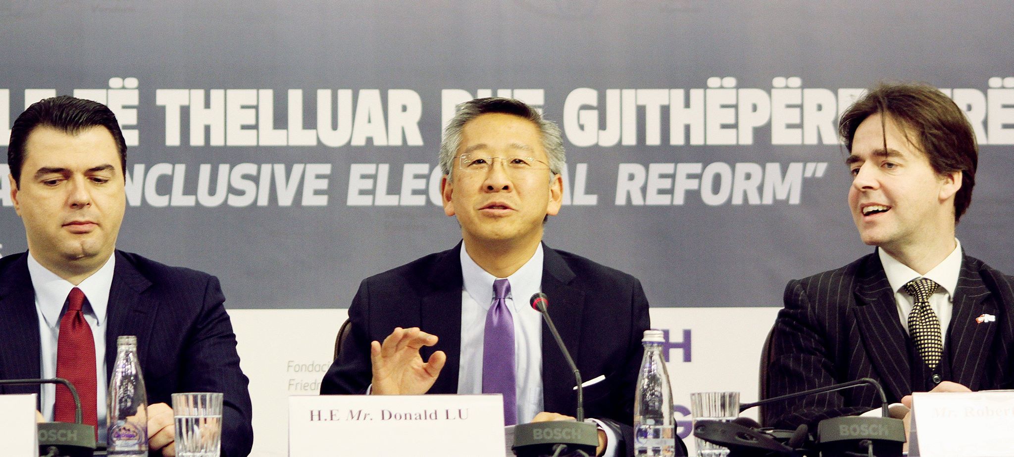 Ambasadori Lu publikon foto vetëm me Bashën