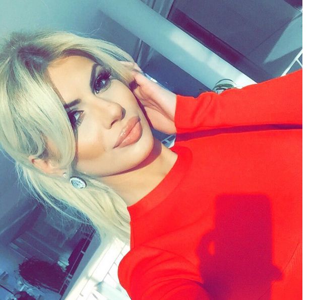 FOTO/ Luana Vjollca me thonj pis!