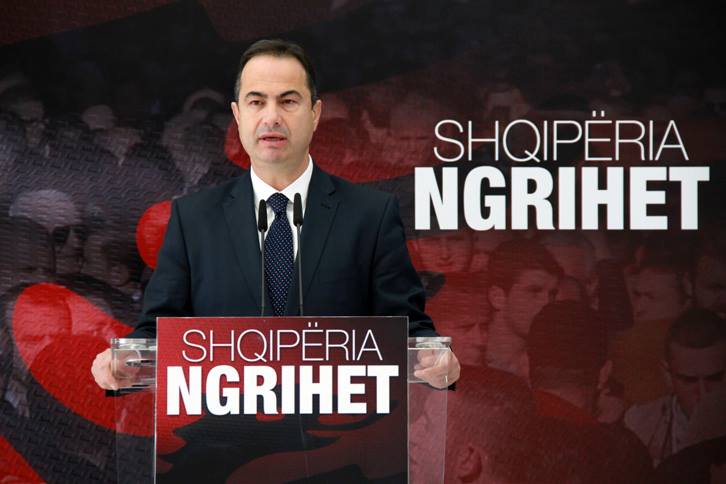 Rama test politikë dhe të jashtëligjshëm për mësuesit