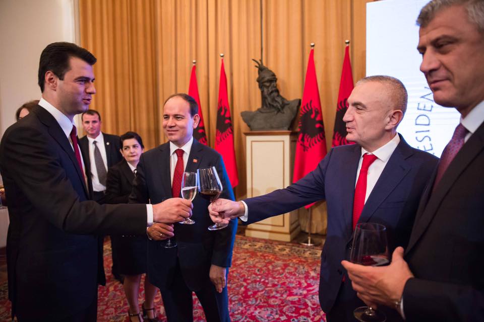 FOTO/Nishani shoqëron me buzëqeshje trokitjen e gotave mes Bashës dhe Metës