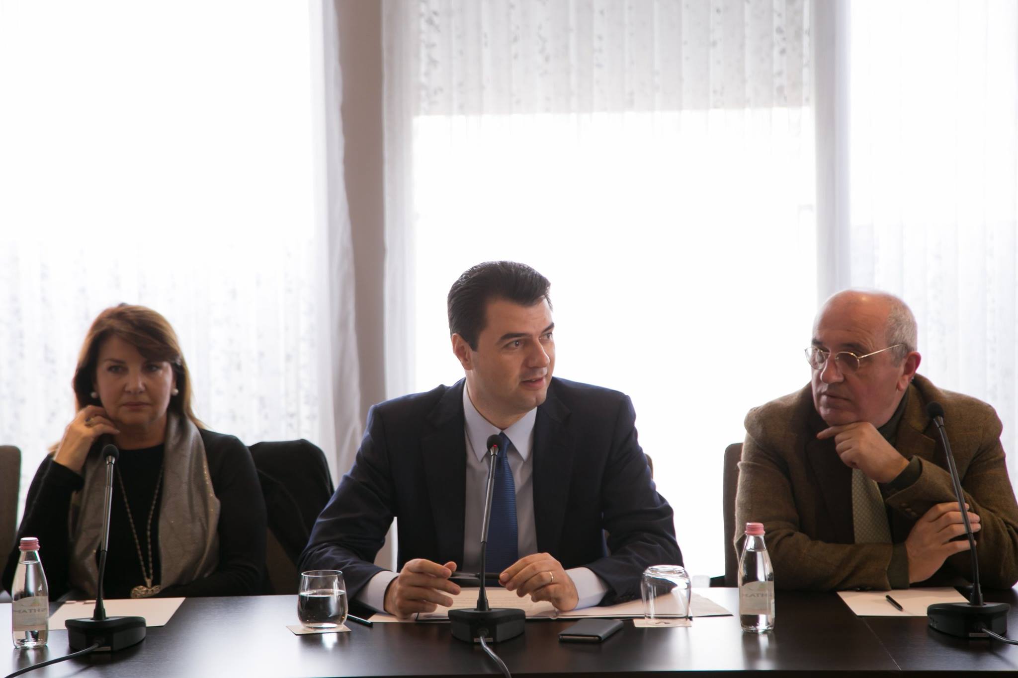 Basha, 4 ore takim të zgjeruar me intelektualë, analistë dhe figura të njohura