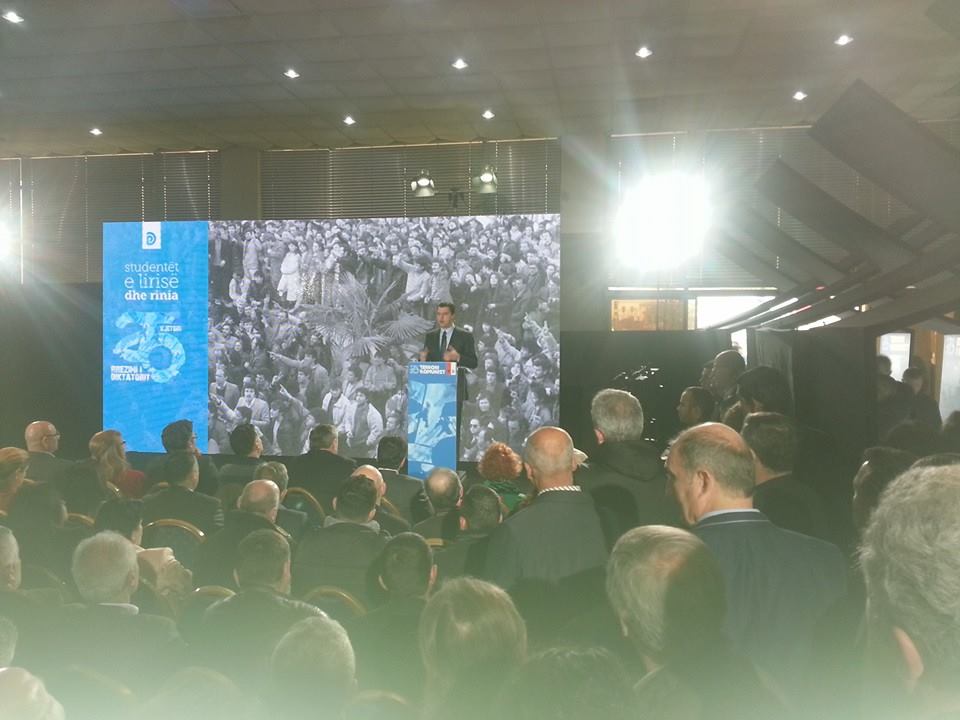 Basha: Qeveria asnjë fjalë për shtatoren, adhuron diktatorin. Rajmonda Bulku porosit Lulzim Bashën